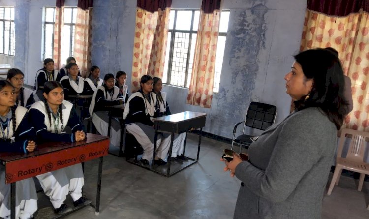 नाहन : अपना विद्यालय योजना के अंतर्गत राजकीय वरिष्ठ माध्यमिक पाठशाला पुरुवाला में जिला आयुष अधिकारी डॉ. इंदु शर्मा ने किया निरीक्षण