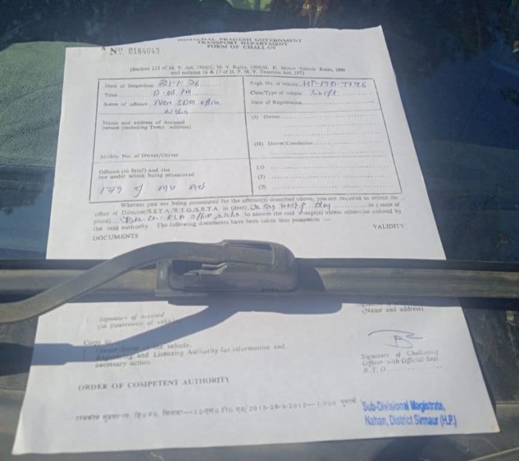 नाहन: और एसडीएम ने खुद काटा चालान. बीच सड़क खड़ी कार का ....