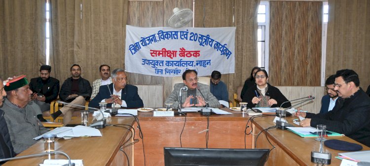 नाहन : उद्योग मंत्री हर्षवर्धन चौहान ने जिला योजना, विकास एवं 20 सूत्रीय कार्यक्रम की समीक्षा बैठक ली।
