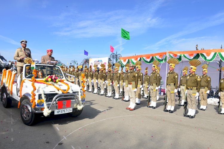 राज्यपाल ने 77वें गणतंत्र दिवस पर राष्ट्रीय ध्वज फहराया, मार्च पास्ट की सलामी ली