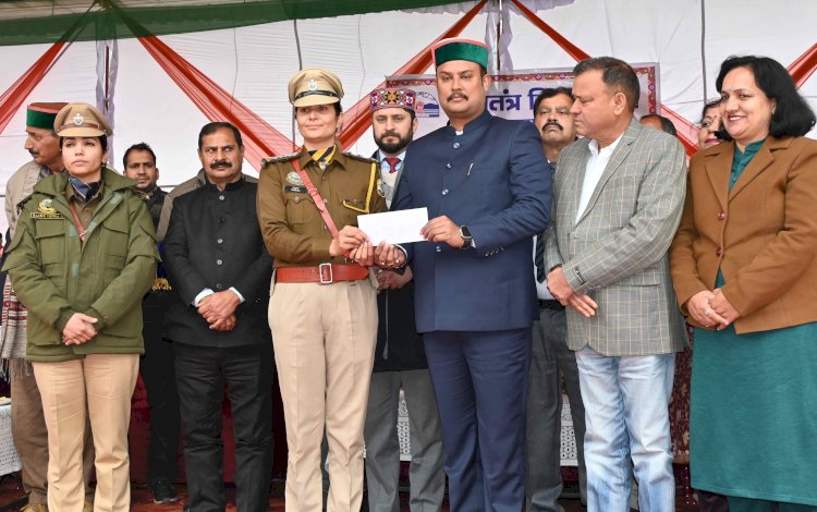 गणतंत्र दिवस के अवसर पर आयुष मंत्री ने उल्लेखनीय उपलब्धियों के लिए विभूतियां कीं सम्मानित