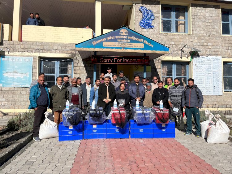 किसानों को वितरित की निःशुल्क ट्राउट पालन किट