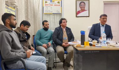 नाहन : LIC के सीनियर डिवीजनल मैनेजर दिनेश शर्मा ने की विशेष बैठक, निर्धारित लक्ष्य को हासिल करने के लिए टिप्स  