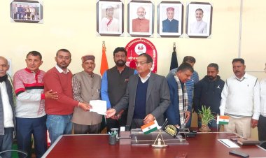 एससी आयोग के अध्यक्ष कुलदीप धीमान से मिला जाच्छ गांव का प्रतिनिधिमंडल, रास्ते की समस्या को लेकर सौंपा ज्ञापन