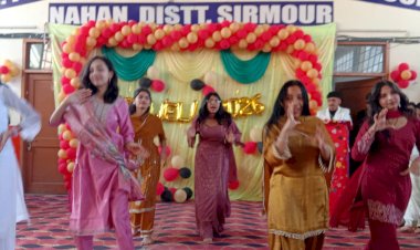 नाहन : राइज एंड साइनिंग" समारोह में भावभीनी विदाई के साथ साथ इन्द्रधनुषी रंगारंग सांस्कृतिक कार्यक्रमों की धूम रही एवीएन में .....