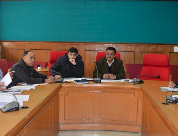 खण्ड विकास अधिकारियों के साथ विभिन्न विकास कार्यों के सम्बन्ध में समीक्षा बैठक आयोजित