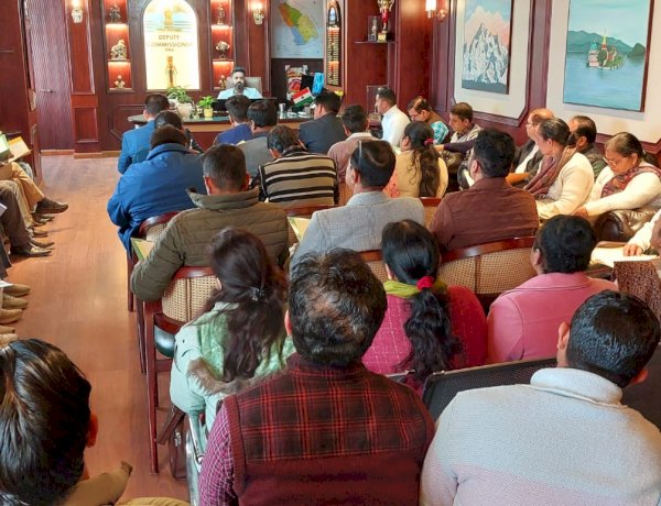 पीएम आदर्श ग्राम योजना के कार्यों को समयबद्ध पूरा करें : उपायुक्त