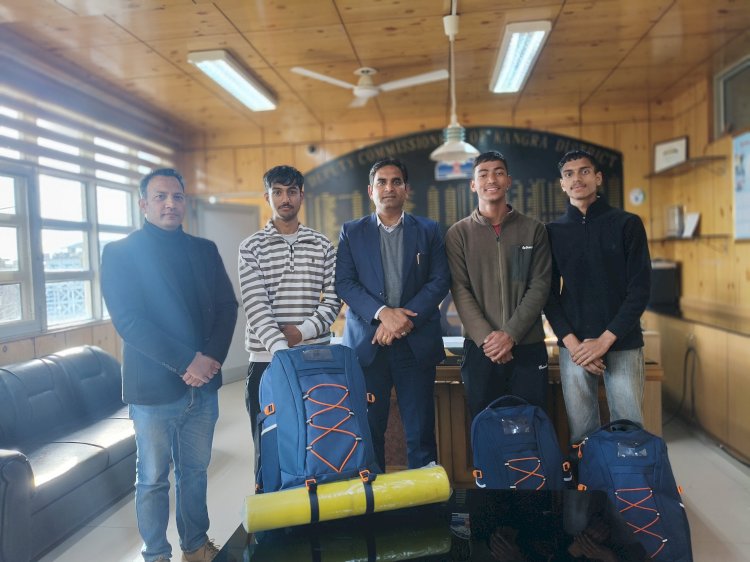 युवा आपदा मित्र प्रशिक्षण के अंतर्गत स्वयंसेवकों को सर्च एंड रेस्क्यू किट वितरित