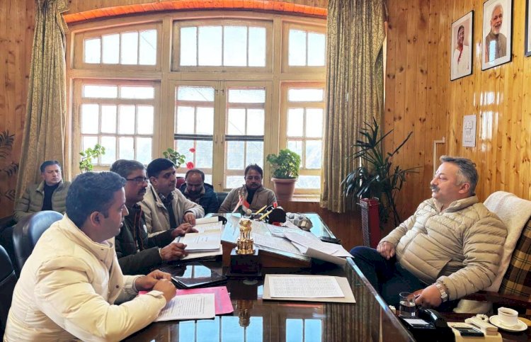 शिक्षा मंत्री ने विकास एवं अवसंरचना परियोजनाओं की समीक्षा की. लंबित कार्यों में तेजी लाने के दिए निर्देश