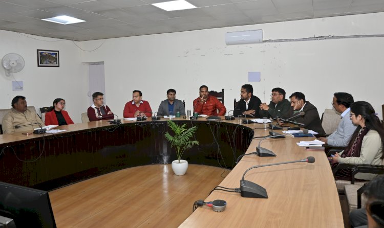 फोरलेन सड़क निर्माण से जुड़े विभिन्न मुद्दों पर उपायुक्त की अध्यक्षता में समीक्षा बैठक आयोजित