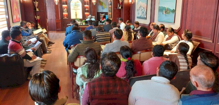 पीएम आदर्श ग्राम योजना के कार्यों को समयबद्ध पूरा करें : उपायुक्त