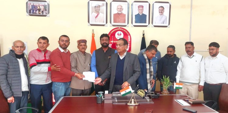 एससी आयोग के अध्यक्ष कुलदीप धीमान से मिला जाच्छ गांव का प्रतिनिधिमंडल, रास्ते की समस्या को लेकर सौंपा ज्ञापन