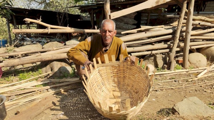 जसवाणी के रिखी राम बांस से निर्मित उत्पादों से कर रहे जीवन निर्वाह