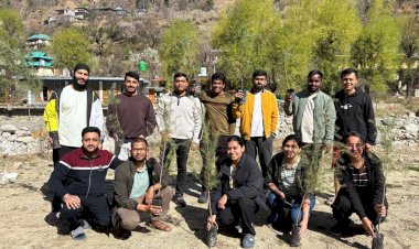 प्रकृति के साथ तालमेल बिठाते पर्यटक, पर्यावरण बचाने की अनोखी पहल।