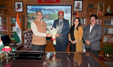 राज्यपाल से नौणी और हिमाचल प्रदेश विश्वविद्यालय के कुलपति ने भेंट कीं