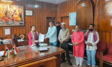 नाहन: भगवान श्री जगन्नाथ मंदिर की सैकड़ों बीघा जमीन पर अवैध कब्जों की भरमार,डीसी सिरमौर को सौंपा ज्ञापन,