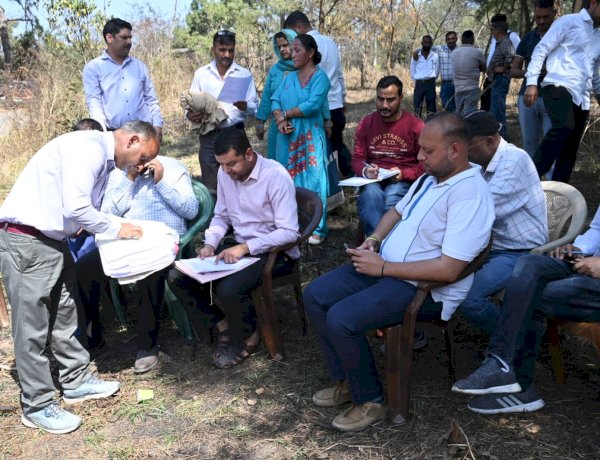 मुख्यमंत्री के निर्देश पर पनसाई के परिवार की समस्या हल करने पहुंचे अधिकारी