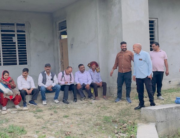 बिजली-पानी के कनेक्शन के लिए विभागीय अधिकारियों ने गांववासियों के साथ की मध्यस्थता बैठक