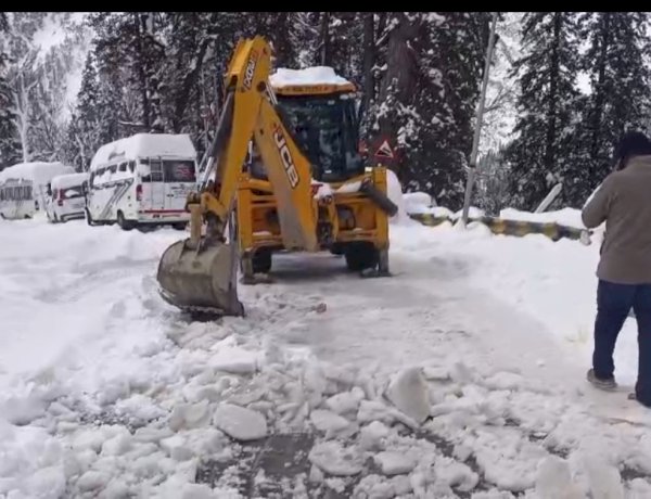 अटल टनल मार्ग पर बर्फ हटाने के कार्य में जुटी मशीनरी, प्रशासन सतर्क