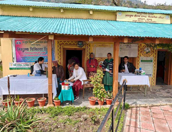 आयुष विभाग ने खोखन में जांचा लोगों का स्वास्थ्य