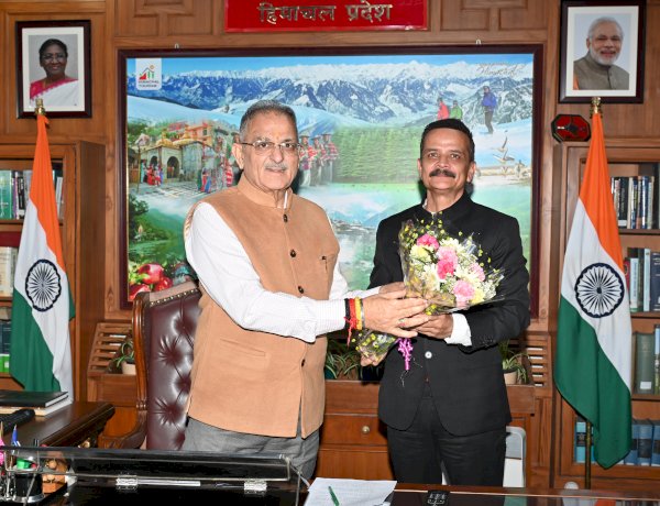 राज्यपाल से प्रधान महालेखाकार ने की भेंट