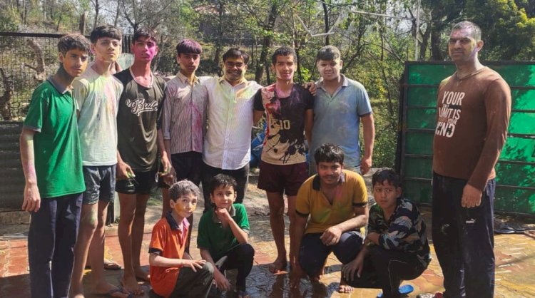 अतिरिक्त उपायुक्त ओम कांत ठाकुर ने अपराजिता बाल आश्रम में बच्चों संग मनाई होली