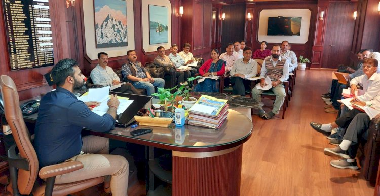 जिला में निर्माणाधीन विकास परियोजनाओं की प्रगति को लेकर उपायुक्त ने की समीक्षा बैठक