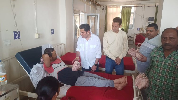 नाहन: राज्य कांग्रेस अध्यक्ष विनय कुमार जन्मदिन पर रोगियों को फ़ल वितरित किए.. कांग्रेस नेता जयदीप  शर्मा ने..