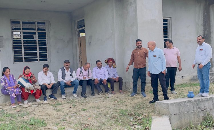 बिजली-पानी के कनेक्शन के लिए विभागीय अधिकारियों ने गांववासियों के साथ की मध्यस्थता बैठक
