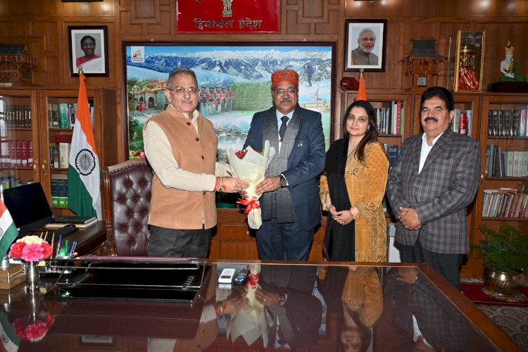राज्यपाल से नौणी और हिमाचल प्रदेश विश्वविद्यालय के कुलपति ने भेंट कीं