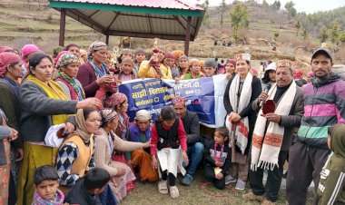 बंजार के टील बारधार में पहली बार महिलाओं की क्रिकेट प्रतियोगिता।