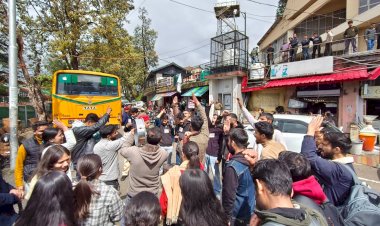 हिमाचल प्रदेश विश्वविद्यालय द्वारा फीस वृद्धि के  विरोधी में SFI का धरना प्रदर्शन