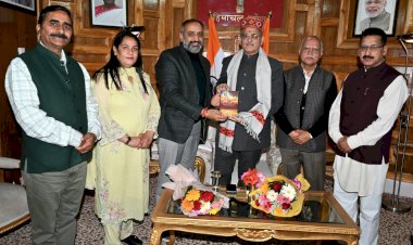 कमला नेहरू अस्पताल शिफ्टिंग और पास शुल्क वृद्धि पर भाजपा का राजभवन मार्च—जनविरोधी फैसलों के खिलाफ सौंपे ज्ञापन”