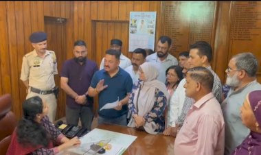 नाहन: टूटी शिलान्यास पट्टिकाओं की डीसी से शिकायत, कांग्रेस ने ज्ञापन सौंपा...