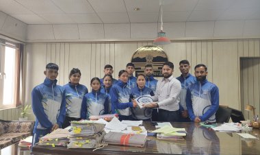 हिमाचल के 10 खिलाड़ी नेपाल में दिखाएंगे दम, डीसी मंडी ने भारतीय ध्वज सौंपकर टीम को किया रवाना
