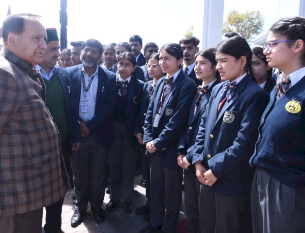 जे0सी0बी0  न्यू शिमला के छात्र – छात्राओं  ने विधानसभा अध्यक्ष से की मुलाकात, पूछे कई सवाल ।