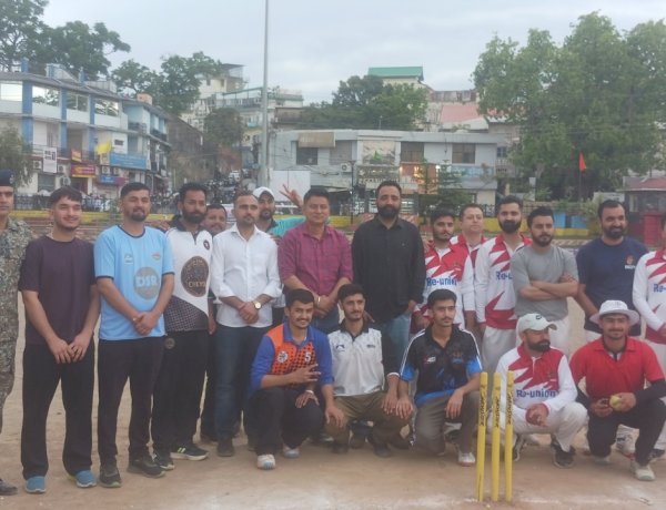 नाहन : चौगान मैदान में आयोजित क्रिकेट प्रतियोगिता में SP सिरमौर ने की बतौर मुख्यातिथि शिरकत