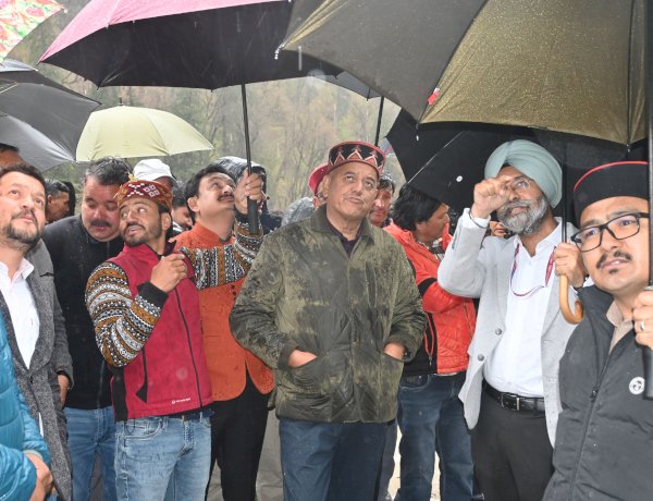 घटी गाड़ में भूस्खलन  प्रभावित क्षेत्र का विधायक ने किया दौरा