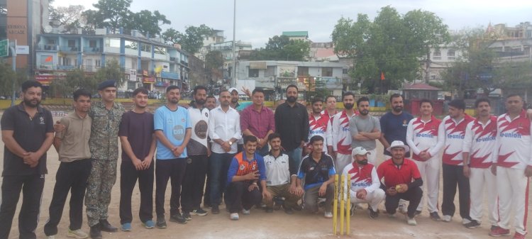 नाहन : चौगान मैदान में आयोजित क्रिकेट प्रतियोगिता में SP सिरमौर ने की बतौर मुख्यातिथि शिरकत