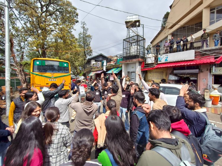 हिमाचल प्रदेश विश्वविद्यालय द्वारा फीस वृद्धि के  विरोधी में SFI का धरना प्रदर्शन