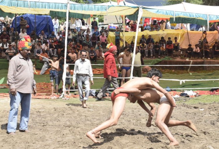 धुम्मू शाह मेले में पारंपरिक दंगल का शुभारंभ, एसपी अशोक रत्न ने की पूजा-अर्चना