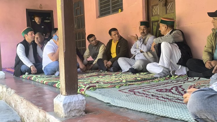 घेरा हादसे के परिवारों के बीच पहुंचे विधायक केवल सिंह पठानिया, जताई संवेदनाएं और दी आर्थिक सहायता