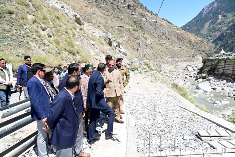 किन्नौर जिले के टापरी में मुख्यमंत्री ने भू-तापीय ऊर्जा आधारित फल सुखाने की इकाई का निरीक्षण किया