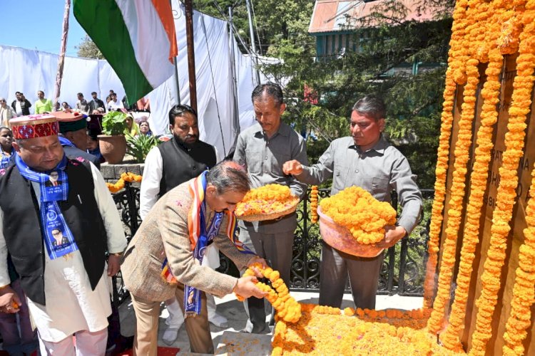 मुख्यमंत्री ने डॉ. भीमराव अम्बेडकर को पुष्पांजलि अर्पित की