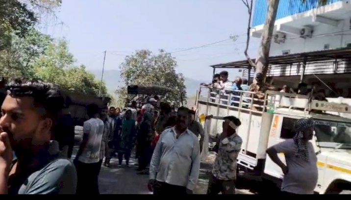 नाहन: कामगार की मौत के बाद, गुस्साये ग्रामीणों ने कम्पनी के खिलाफ नारेबाजी की,हाइवे पर यातायात प्रभावित...