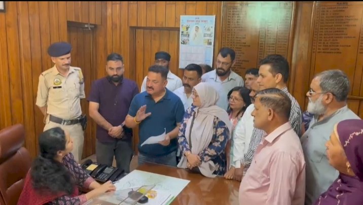 नाहन: टूटी शिलान्यास पट्टिकाओं की डीसी से शिकायत, कांग्रेस ने ज्ञापन सौंपा...