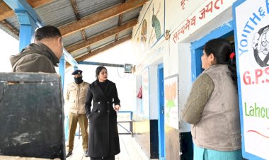 उपायुक्त ने किया प्राथमिक पाठशाला तान्दी का औचक निरीक्षण, शिक्षा गुणवत्ता सहित अन्य पाई कमियों पर सुधार के सख्त निर्देश