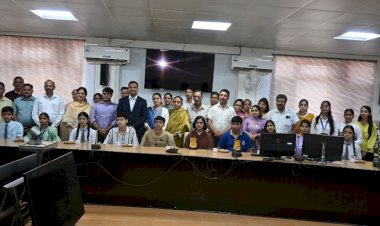स्कूल शिक्षा बोर्ड परीक्षा परिणाम में उत्कृष्ट प्रदर्शन करने वाले मेधावी विद्यार्थियों को जिला प्रशासन ने किया सम्मानित