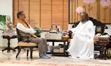 मुख्यमंत्री ने श्री श्री रविशंकर से भेंट की