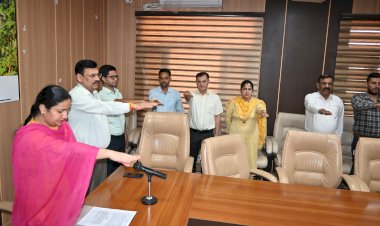 नाहन :आतंकवाद विरोधी दिवस पर उपायुक्त ने दिलाई शपथ